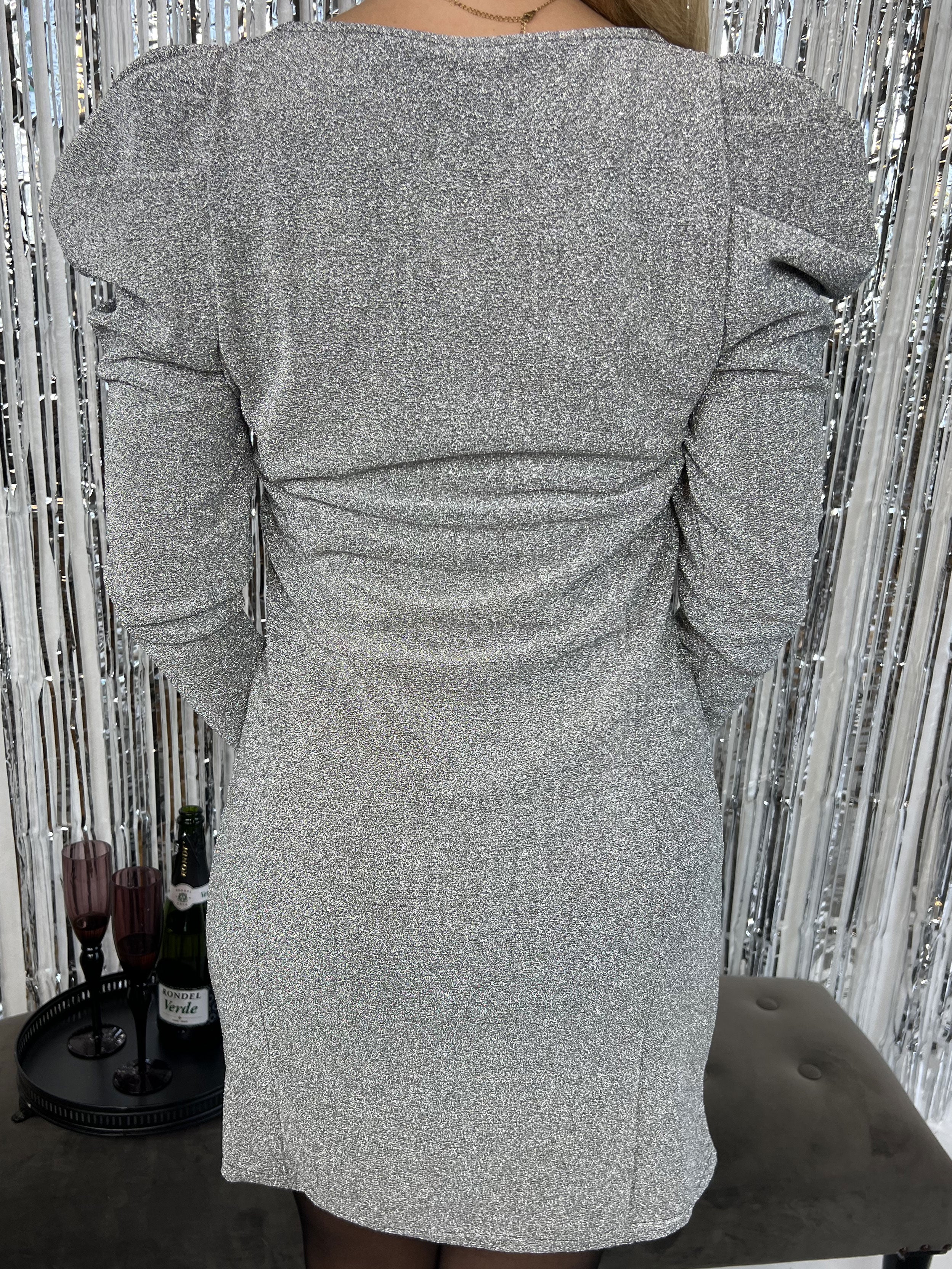 Tatiana - Elegant glimmerkjole med pufærmer